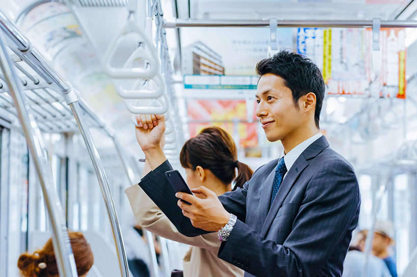 これは面白い！週刊ダイヤモンドで誌面の表4と電車中吊り連動広告企画を展開中！